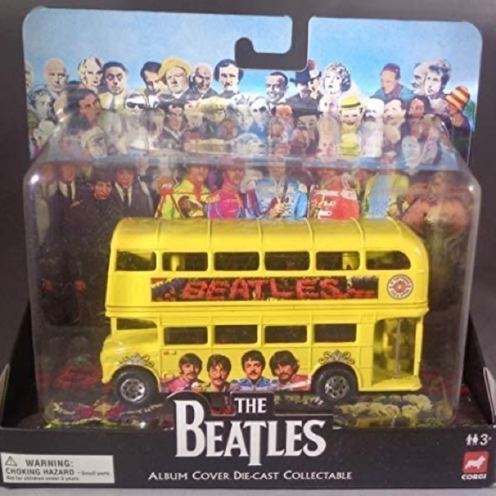THE Beatles Sgt. Peppers Lonely Hearts Club Band Album Cover Die-Cast Bus NEW